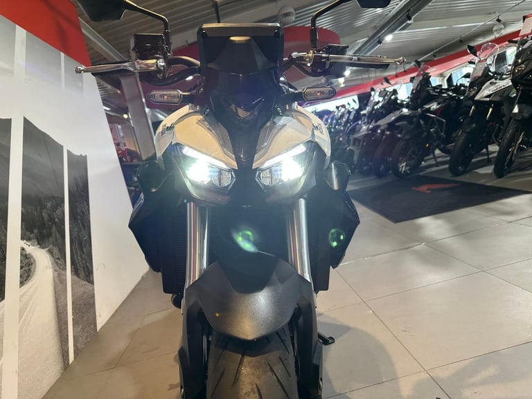 Honda CB 1000 Hornet 2025 with only 1075 miles + extra's 