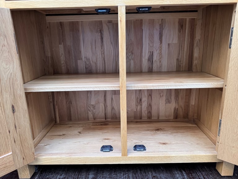 Solid oak Sideboard In Excellent Condition Possible Delivery 