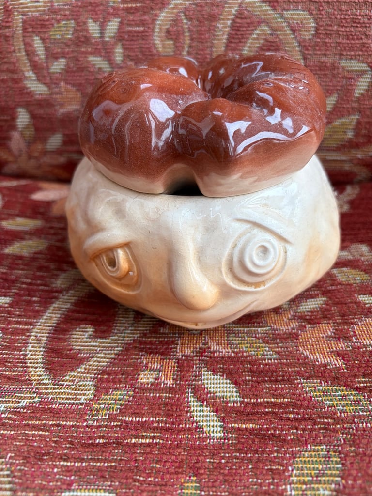 Vintage sylvak bread sauce face pot 