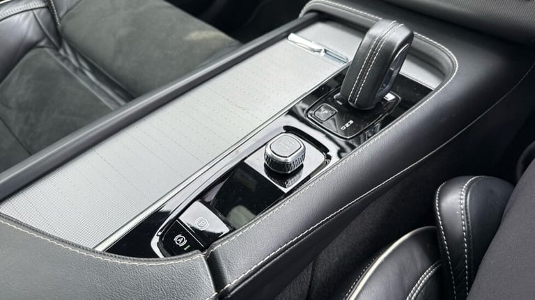 2021 Volvo XC90 Recharge R-Design Pro, T8 AWD plug-in hybrid, 7 Seats Estate Petrol Parallel PHEV...