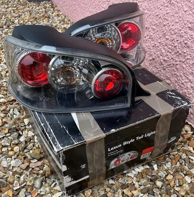 Citreon Saxo Lexus rear lights.