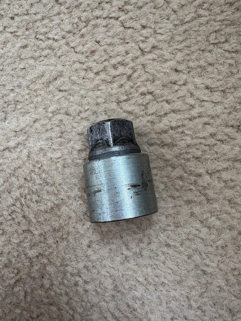 Toyota Yaris lock in wheel nut key