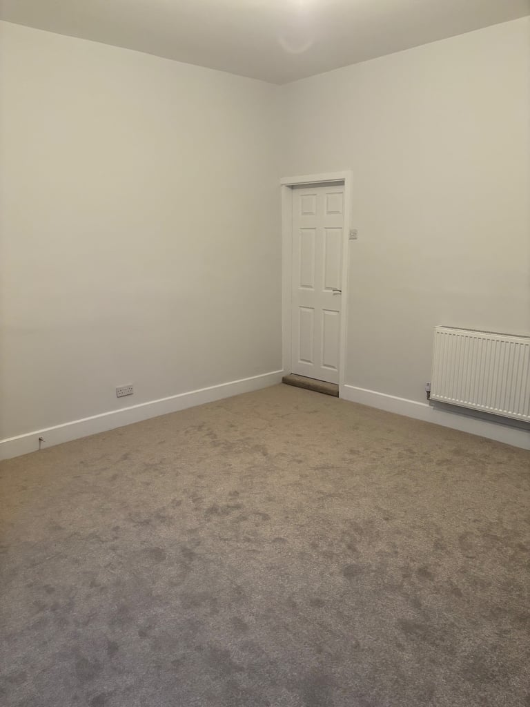 2 BED HOUSE TO RENT * GEE CROSS * £1050
