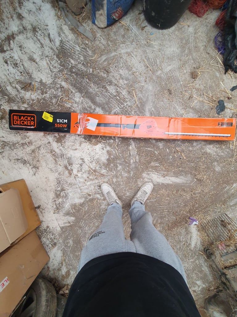BLACK+DECKER Corded 550W Hedge Trimmer with 51cm Blade, 