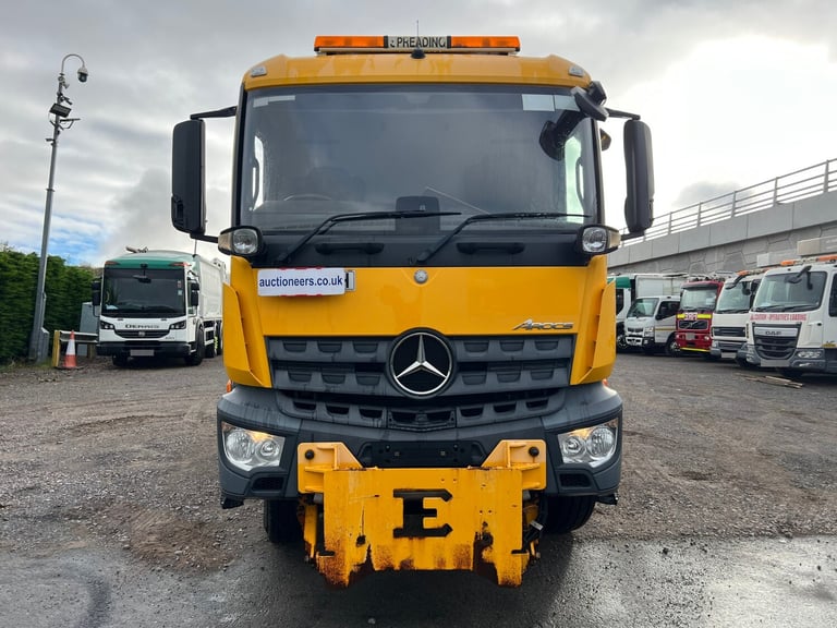 2017 Mercedes-Benz AROCS 1824 BLUETEC 6 18 TON AUTO 4X4 ECON GRITTER C/W PLOUGH ATTACHMENT (EURO ...