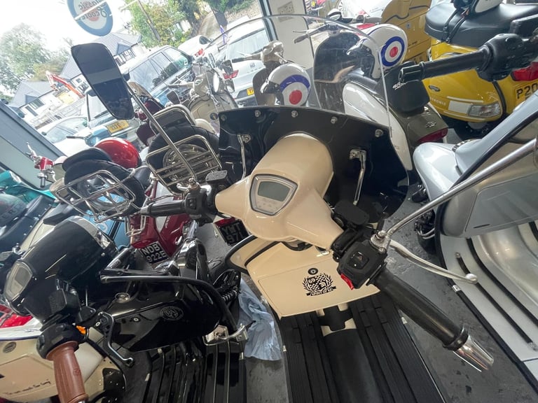 Royal Alloy GP 200 LC scooter