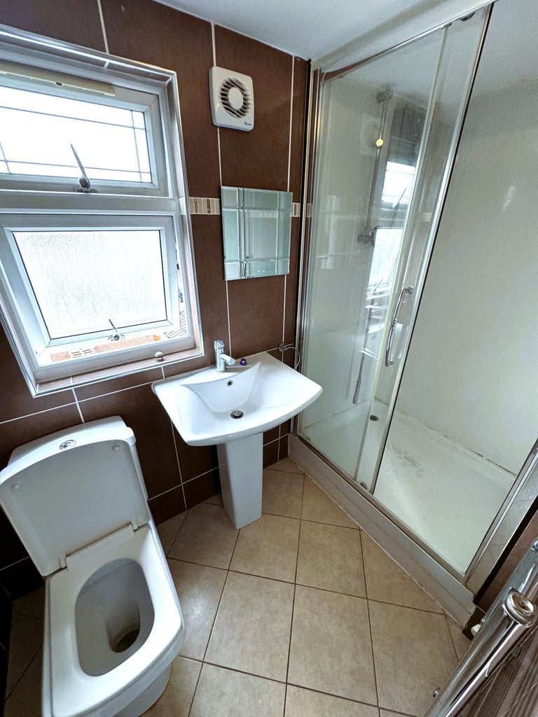 6/7 BED HOUSE ILFORD £3500 PCM