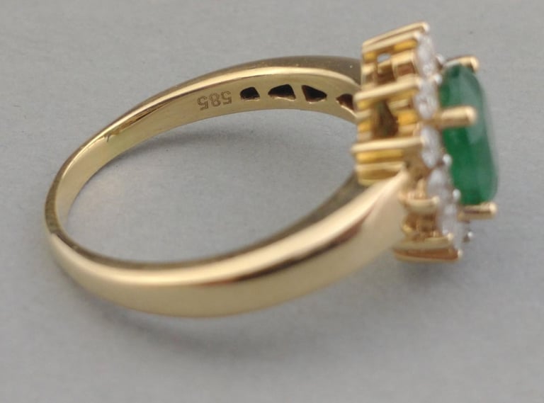14K Gold ring with Large 1.0 carat Emerald stone with 12 surrounding Diamonds