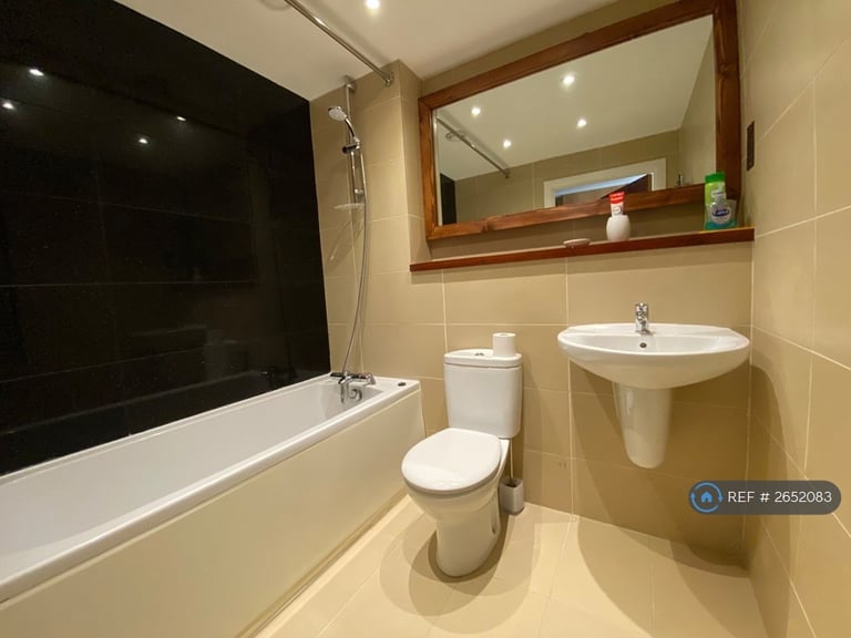 1 bedroom flat in Spa Road, London, SE16 (1 bed) (#2652083)