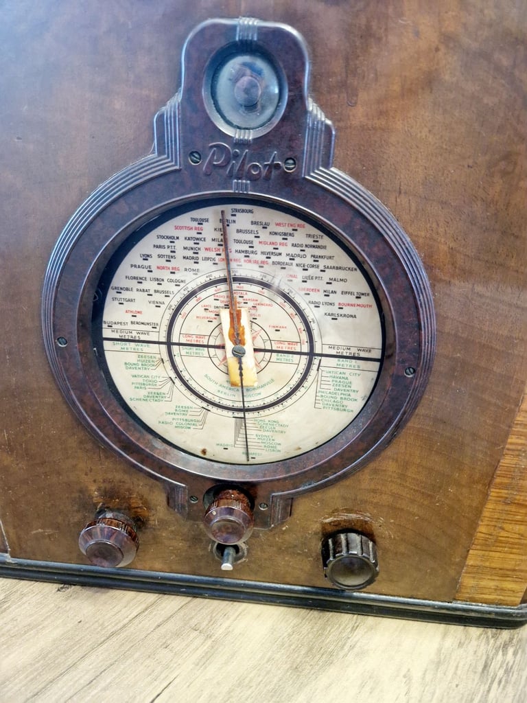 1930's Pilot U-475 Vintage valve radio
