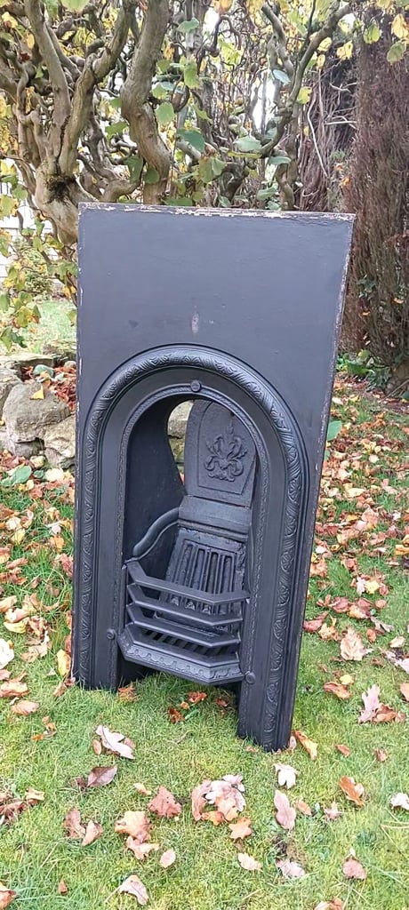 Victorian / Edwardian cast iron fireplace