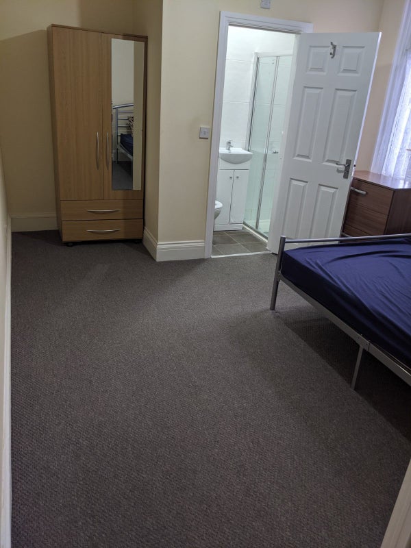 5 bedroom house in Beautiful Shared Accommodation â Ensuite Double Rooms Available in Ilford, Redbri