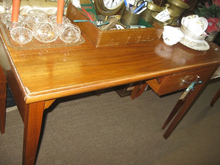 image for STURDY MODERN DESK. TOP DRAWER ON RIGHT HAND SIDE. GOOD ORDER. 