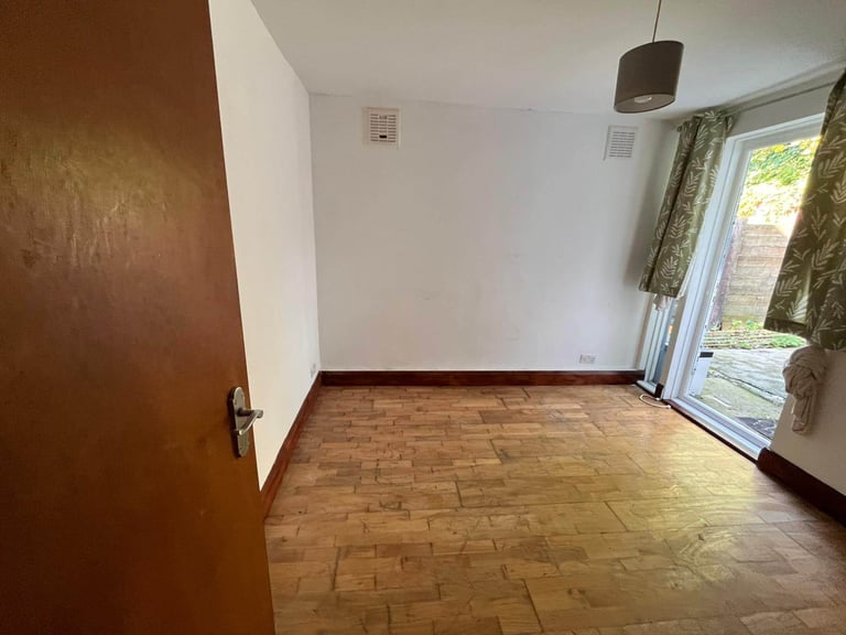 BENEFITS ACCEPTED - 2 Bed Flat Available in Cricklewood Barnet NW2