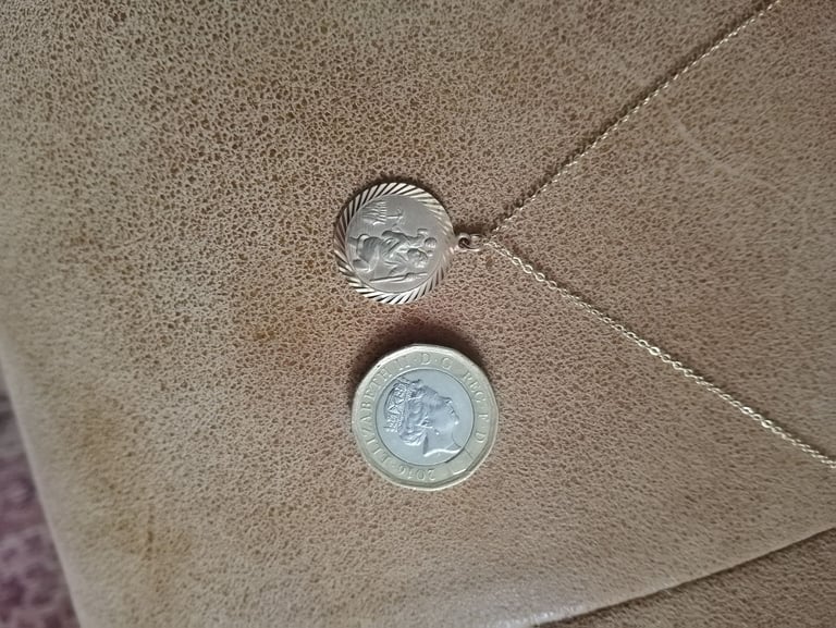 9 CT HALLMARKED GOLD ST CHRISTOPHER ON AN 18 INCH 9 CT CHAIN 