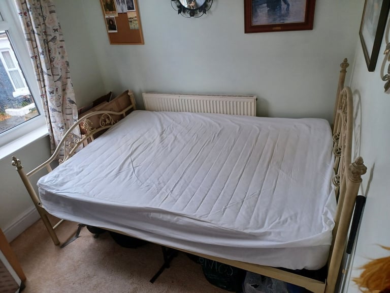 Double bed with elegant metal frame