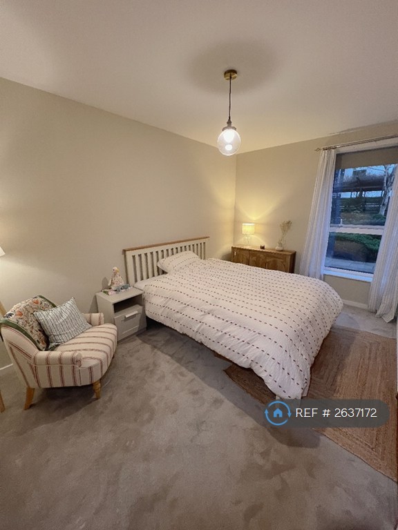 2 bedroom flat in Holyrood, Edinburgh, EH8 (2 bed) (#2637172)