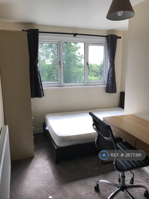 5 bedroom house in Park Barn Drive, Guildford, GU2 (5 bed) (#2677361)