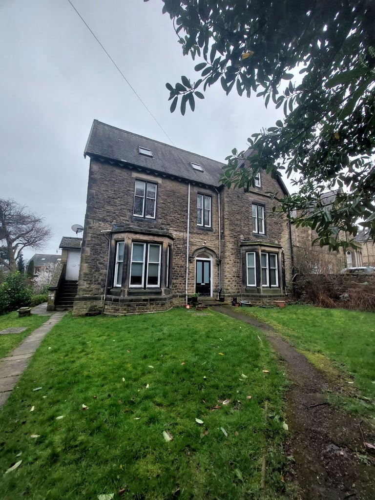 2 Bedroom Furnished Flat 17B Collegiate Crescent 