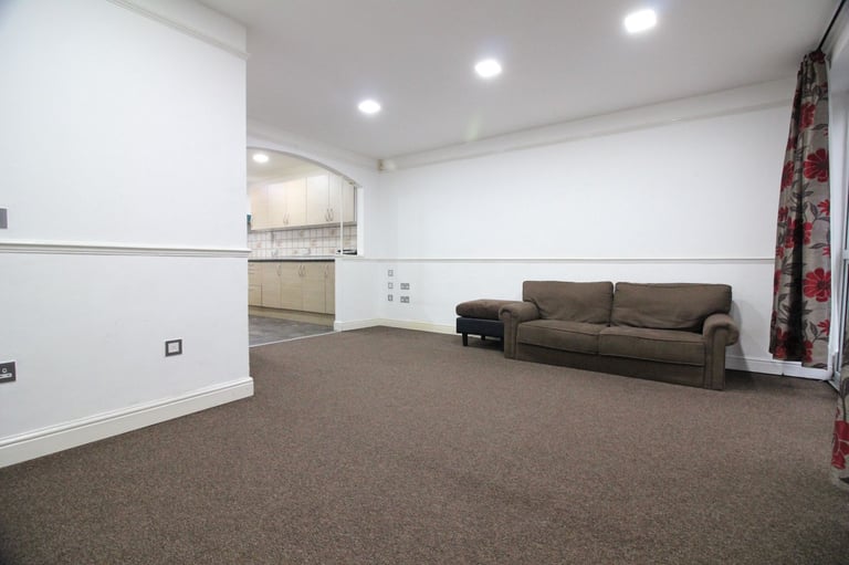 HUGE THREE BEDROOM DUPLEX APARTMENT WITH PARKING- HAYES YEADING NORTHOLT SOUTHALL