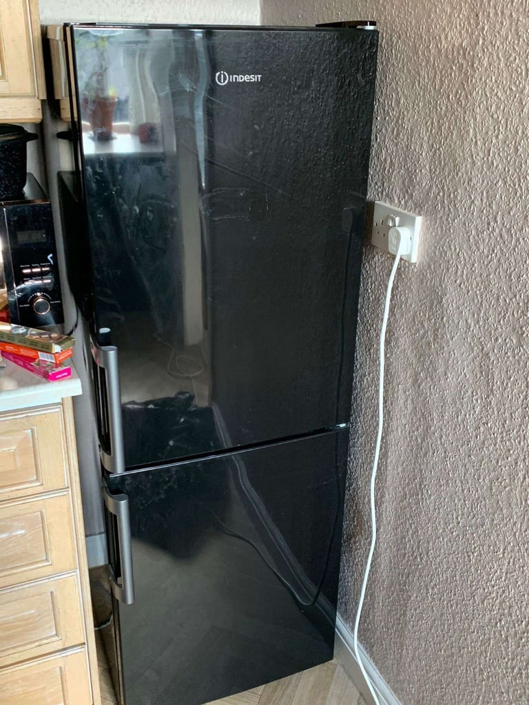 image for Fridge freezer Indesit 