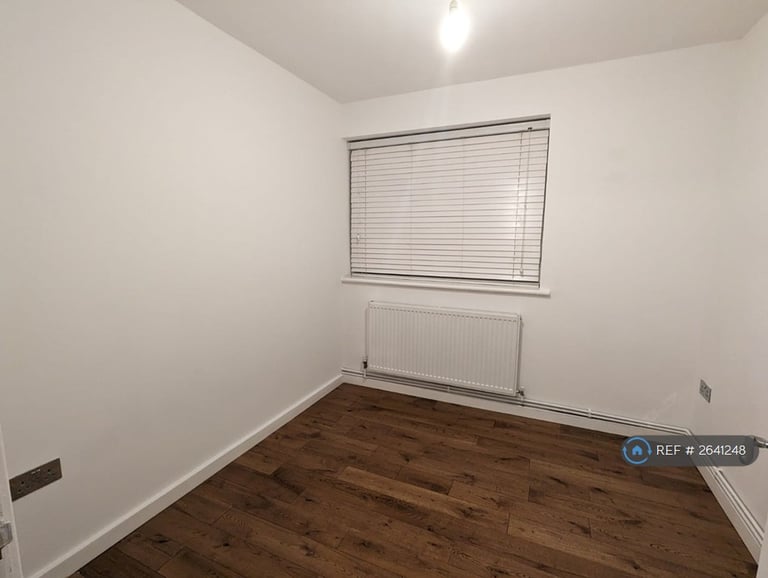 3 bedroom flat in Kelyway House, London, SW2 (3 bed) (#2641248)