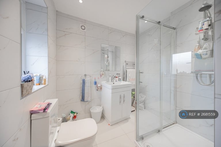 3 bedroom flat in Crowther Avenue, Brentford, TW8 (3 bed) (#2681559)