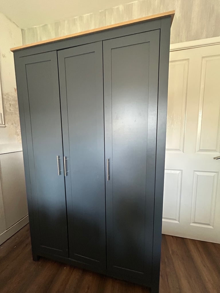 Stunning 4 piece bedroom furniture set 