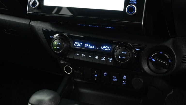 2024 Toyota Hilux 2.8 D-4D Invincible Pickup Double Cab 4dr Diesel Auto 4WD Euro 6 (s/s) (204 Pic...
