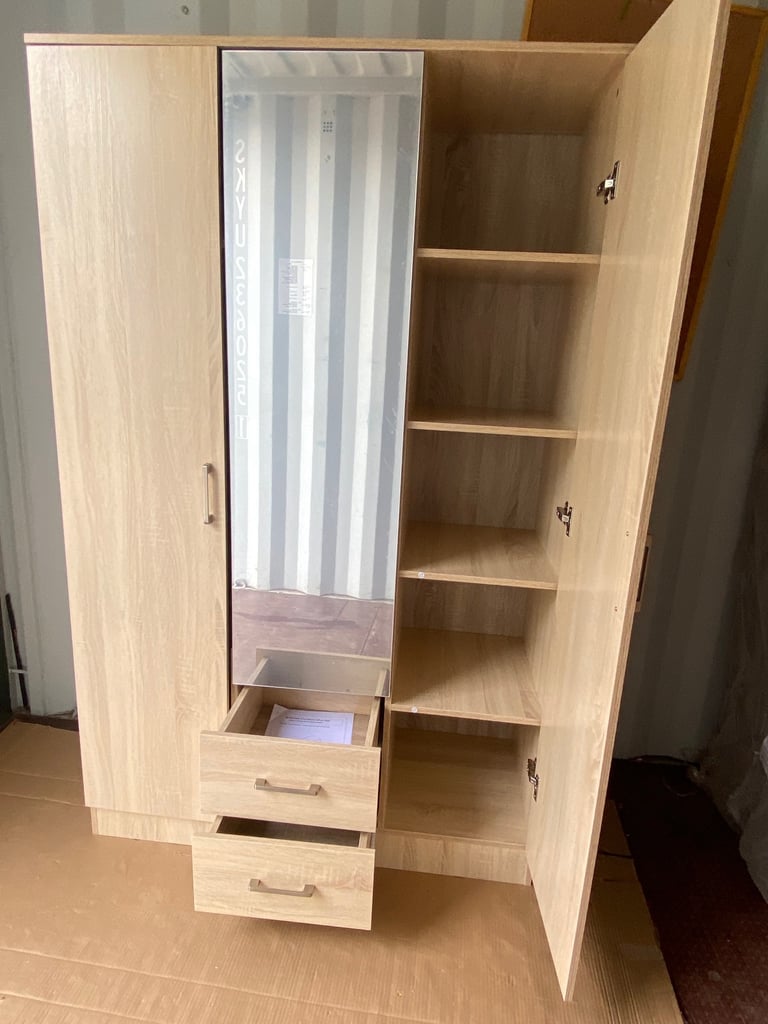 Mirrored 3 door wardrobe_ Brand new 