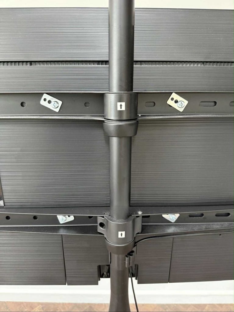 SANDSTROM TV stand with Bracket