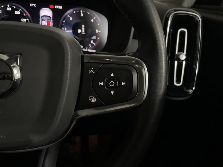 2020 Volvo XC40 2.0 D3 MOMENTUM 5d 148 BHP Estate Diesel Automatic