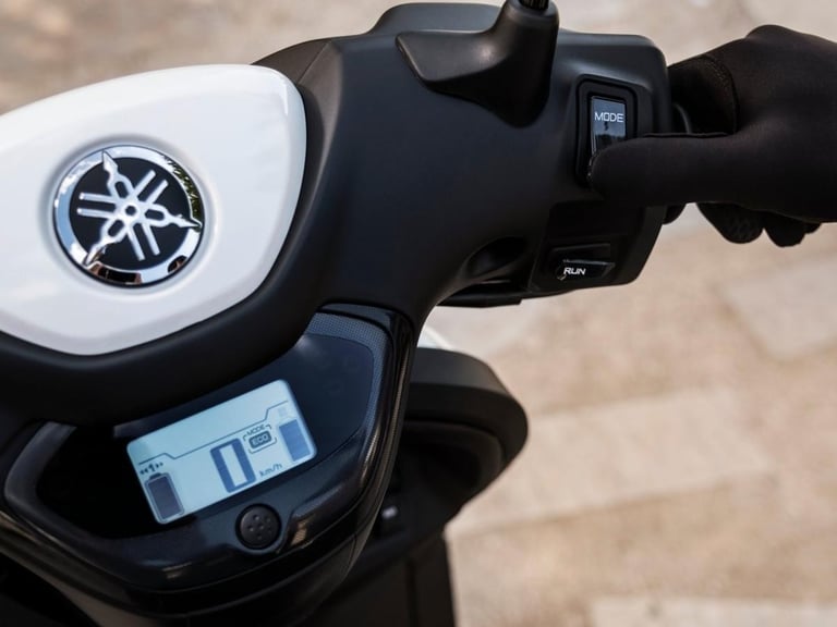YAMAHA NEOS, 23 REG 0 MILES AUTOMATIC ELECTRIC SCOOTER 50cc MOPED...
