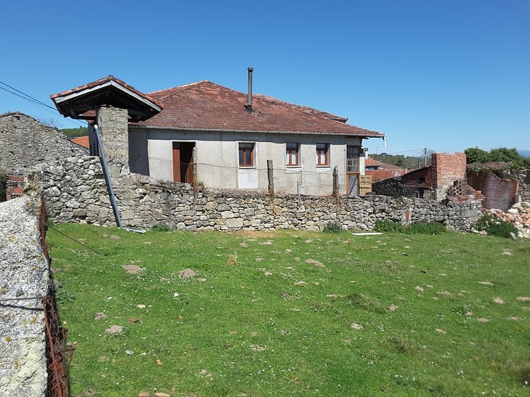 VERY BIG SEMI-DETACHED STONE HOUSE FOR SALE IN GALICIA, SPAIN