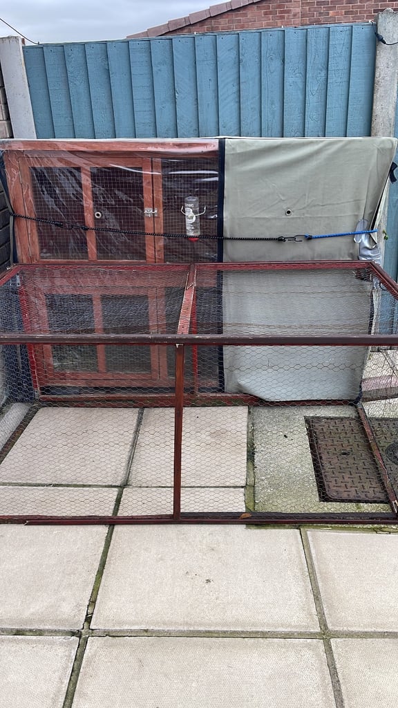 5 ft Rabbit Hutch with run & accessories