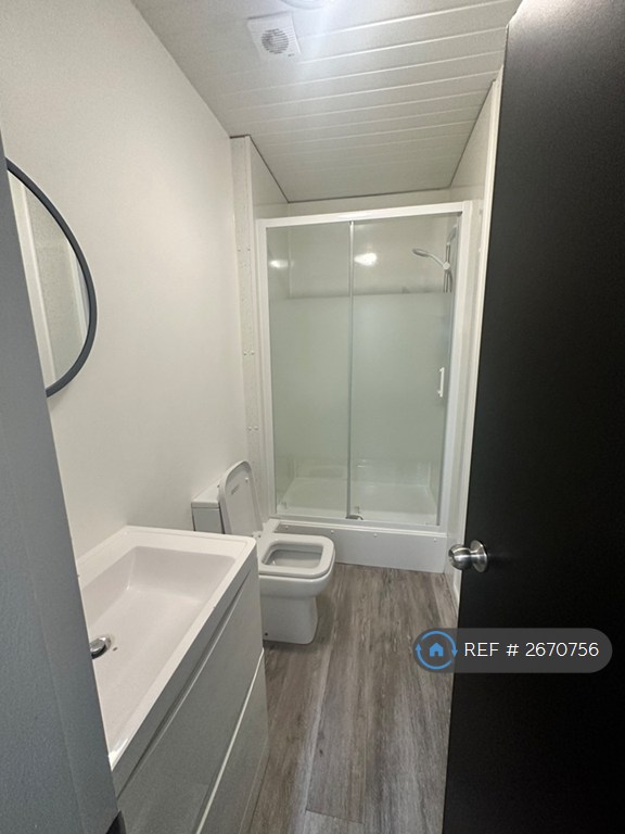 8 bedroom house in Harlaxton Drive, Nottingham, NG7 (8 bed) (#2670756)