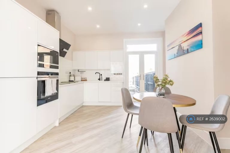2 bedroom flat in San Remo Parade, Westcliff-On-Sea, SS0 (2 bed) (#2639002)