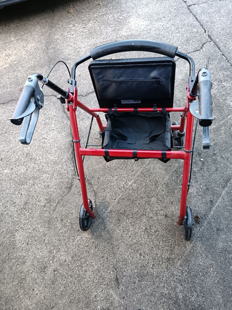 Rollator/walker with seat