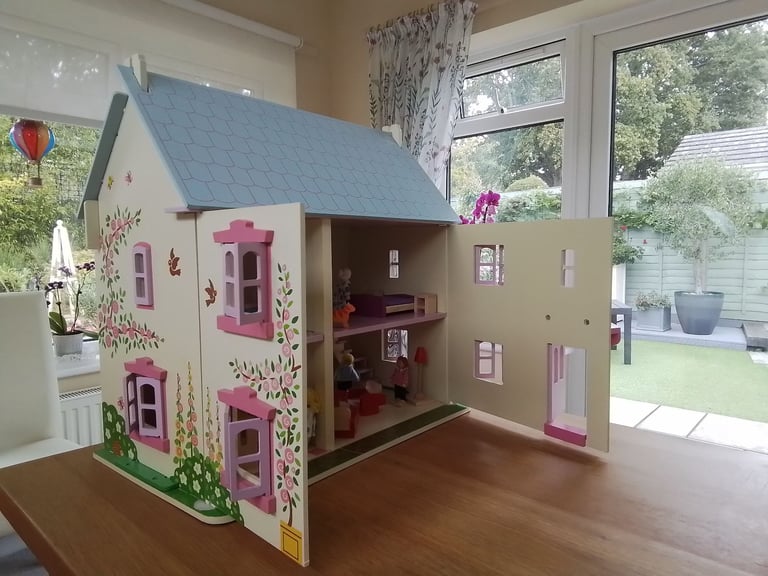 BigJigs Toys Wooden Rose Cottage doll house 