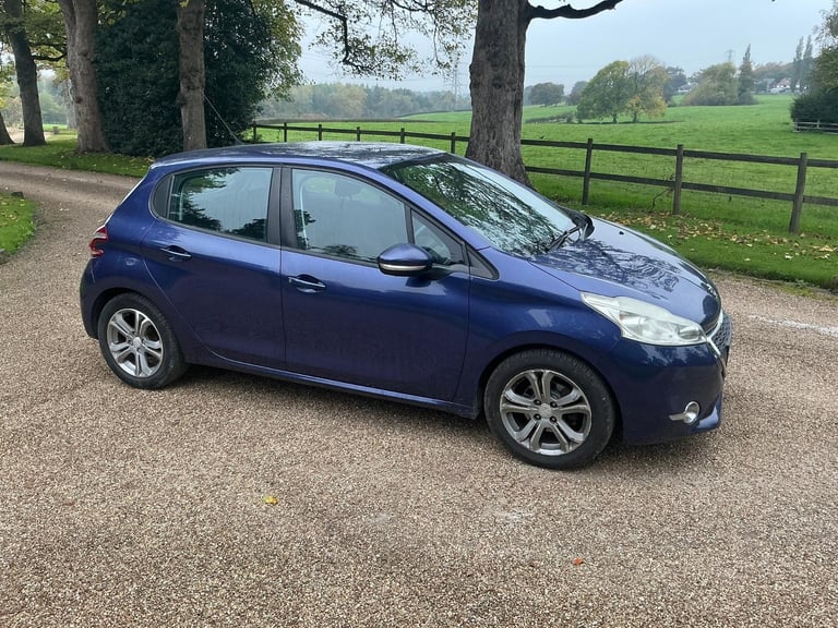 Peugeot 208 1.2cc ACTIVE 82 bhp good spec