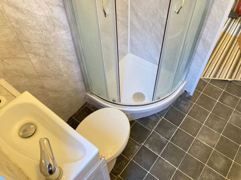 IncludesBillsNet In5BedFlat DRoom ToLet Share 2Shower KitchenDiningSitting VeryNearTubeBusShopsPark