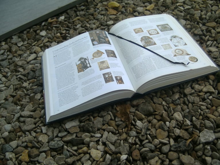 NEW / AS NEW,READERS DIGEST HUGE HARD BACK BOOK ANTIQUES,ILLUSTRATED GUIDE TO ANTIQUES