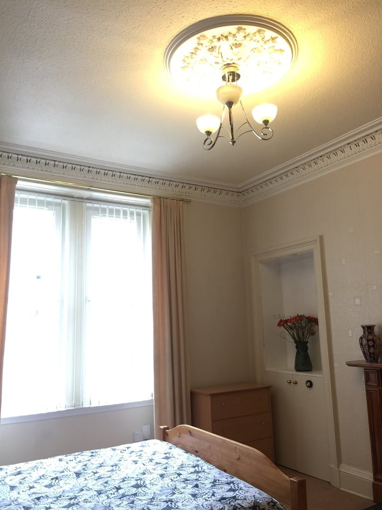  Spacious 3-Bed Flat in Dalry – Quiet Location, Excellent Transport Links