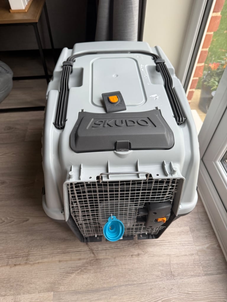 Skudo Size 4 pet carrier 