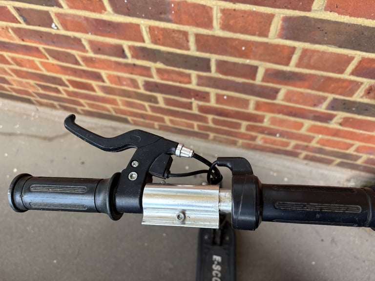 ELECTRIC SCOOTER  E.SCOOTER 24 volt 50kg max weight limit age 7 upwards  £40