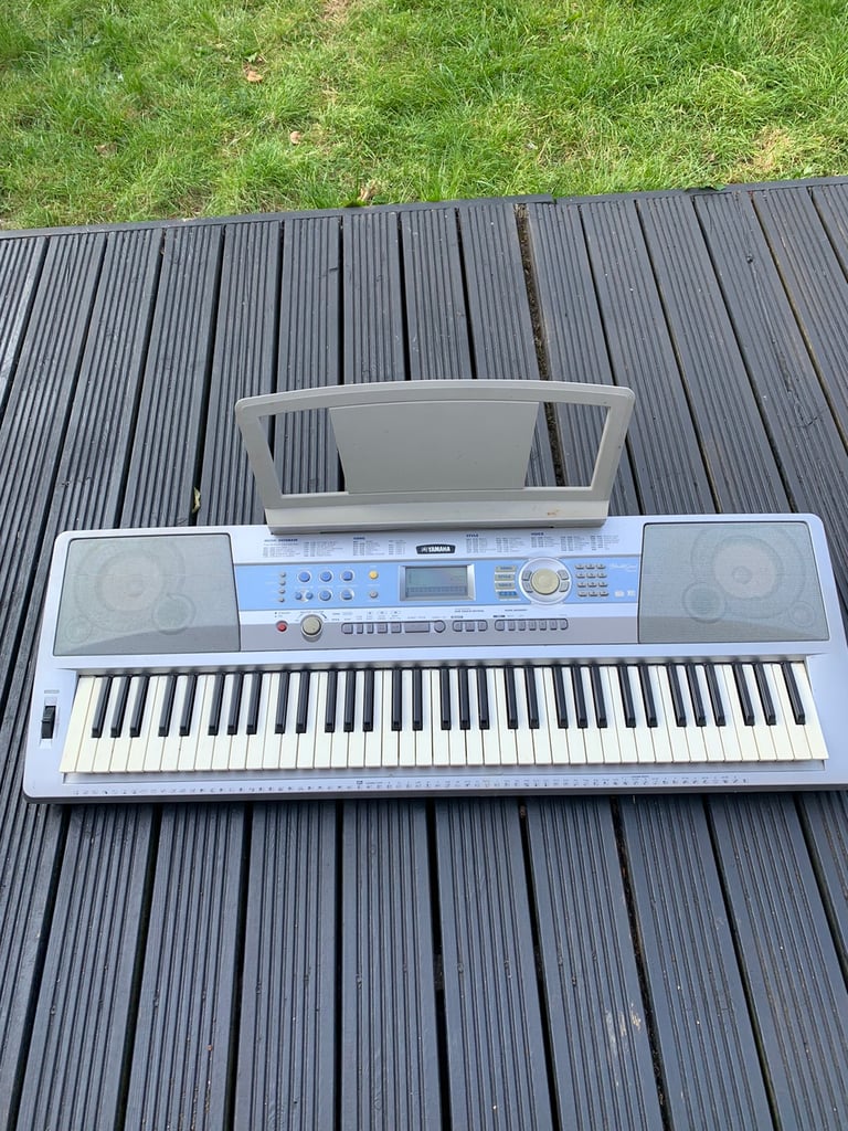 Electric Keyboard Piano Yamaha Portable Grand DGX-200