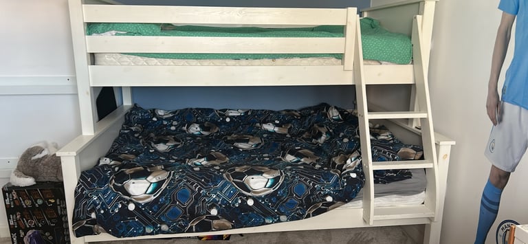 Triple bunk bed 