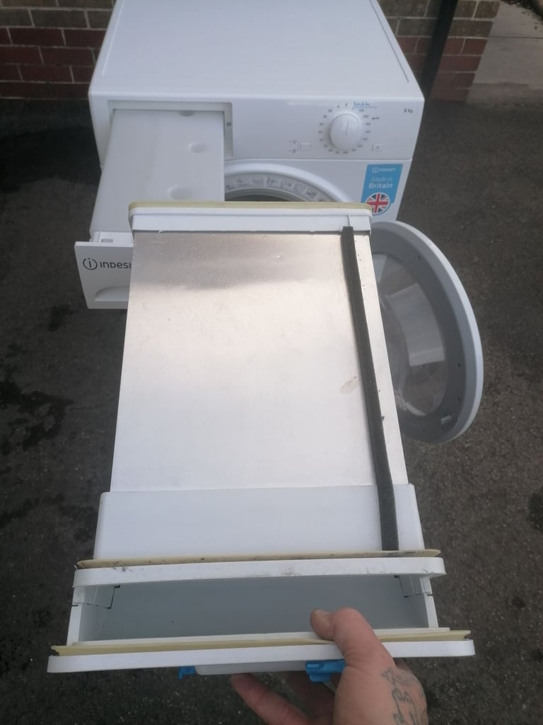 TUMBLE DRYER CONDENSER TUMBLE DRYER LARGE 8 KILOGRAM DRUM CAPACITY INDESIT CAN DELIVER £160