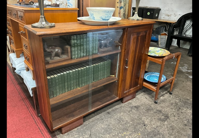 This is lovely Vintage bookcase in very good condition, 