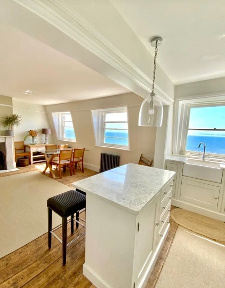 SUPERB, FURNISHED SEA VIEW APARTMENT